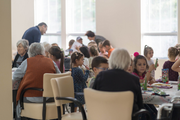 Најмалите во посета на Hanters Life - дом за долг живот на стари лица